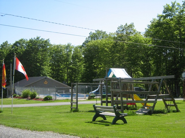 Camping_1_piscine_park.JPG